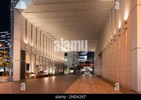 Tsuyunotenjinsha (bekannt als Ohatsutenjin) durch modernes Gebäude, Kita-Ku, Osaka City, Präfektur Osaka, Japan. Stockfoto