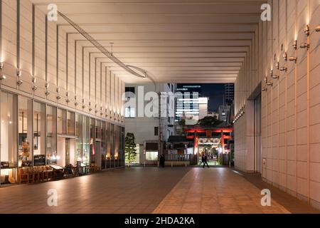 Tsuyunotenjinsha (bekannt als Ohatsutenjin) durch modernes Gebäude, Kita-Ku, Osaka City, Präfektur Osaka, Japan. Stockfoto