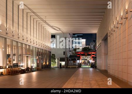 Tsuyunotenjinsha (bekannt als Ohatsutenjin) durch modernes Gebäude, Kita-Ku, Osaka City, Präfektur Osaka, Japan. Stockfoto