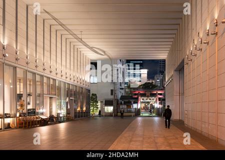 Tsuyunotenjinsha (bekannt als Ohatsutenjin) durch modernes Gebäude, Kita-Ku, Osaka City, Präfektur Osaka, Japan. Stockfoto