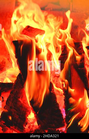 Flamme. Feuer und Flammen Funken und Flammen aus nächster Nähe. Bunte Flamme.Brennholz im Lagerfeuer.Magische Flamme. Stockfoto