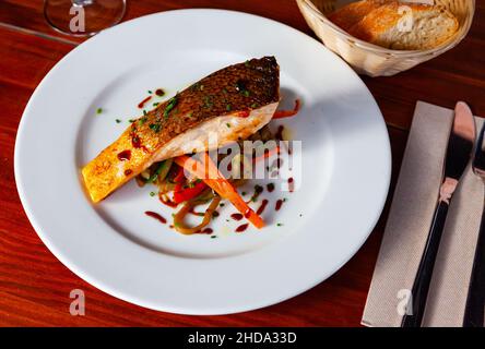 Gebackener Lachs mit sautiertem Gemüse Stockfoto