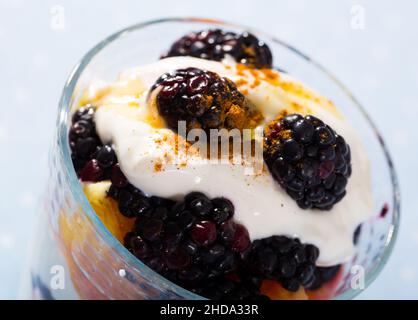 Black und Orange Joghurt - lecker Sommer Dessert Stockfoto