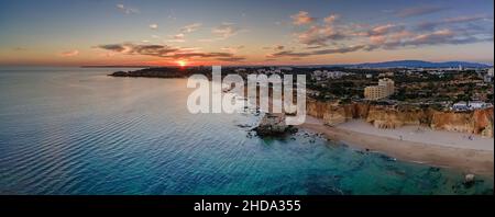 Sonnenuntergang über dem Strand Portimao Praia do Vau, berühmtes Touristenziel an der Westalgarve, Portugal. Stockfoto