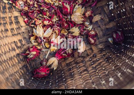 Haufen getrockneter roselle Blume. Rote Früchtetee-Karcade. Hibiscus sabdariffa. Draufsicht Stockfoto