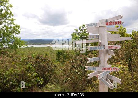 Alter do Chão,Pará,Brasilien,15. November 2021.Schilder mit Abstand und Richtungen von verschiedenen Orten der Welt auf dem Gipfel des Piraoca-Hügels, Alter do C Stockfoto