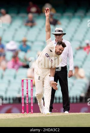 Sydney, Australien. 05th Januar 2022. Sydney, Australien. 05., 2022., 5th. Januar 2022. James Anderson von England bowelt am ersten Tag des vierten Testmatches in der Ashes-Serie zwischen Australien und England auf dem Sydney Cricket Ground am 05. Januar 2022 in Sydney, Australien. (Nur für redaktionelle Verwendung) Credit: Izhar Ahmed Khan/Alamy Live News/Alamy Live News Stockfoto