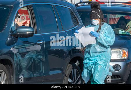 Wilkes Barre, Usa. 04th Januar 2022. Ein Mann kreuzt seine Finger, während ein Gesundheitsmitarbeiter zu seinem Fahrzeug zurückkehrt, nachdem er während einer öffentlichen Fahrt durch eine Teststelle getestet wurde. Eine Woche lang wurde in Wilkes-Barre ein Testgelände für Covid-19 eingerichtet. Jeden Tag können 500 Tests an die Wartenden in der Reihe von Autos durchgeführt werden. Der Standort schloss Anfang Dienstag, da so viele zu Testbesuchen kamen. Kredit: SOPA Images Limited/Alamy Live Nachrichten Stockfoto