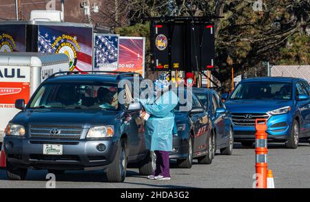 Wilkes Barre, Usa. 04th Januar 2022. Ein Gesundheitsmitarbeiter führt einen Covid-19-Test an einer Einzelperson während einer öffentlichen Fahrt durch eine Teststelle durch. Eine Woche lang wurde in Wilkes-Barre ein Testgelände für Covid-19 eingerichtet. Jeden Tag können 500 Tests an die Wartenden in der Reihe von Autos durchgeführt werden. Der Standort schloss Anfang Dienstag, da so viele zu Testbesuchen kamen. (Foto von Aimee Dilger/SOPA Images/Sipa USA) Quelle: SIPA USA/Alamy Live News Stockfoto