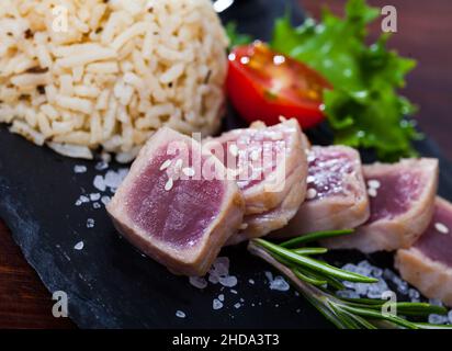 Thunfisch-Tataki mit Reis Stockfoto