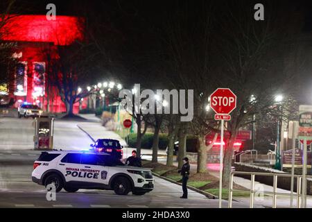 Bloomington, Usa. 03rd Januar 2022. Mitglieder der Polizei der Indiana University blockierten eine Straße, nachdem Cecil L. Gilbert sich in einem Hotelzimmer im Gebäude der Indiana Memorial Union an der Indiana University verbarrikadiert hatte. Die Polizei wurde entsandt, nachdem Cecil L. Gilbert, der obdachlos war, sich weigerte, ein Hotelzimmer zu verlassen und der Polizei mitteilte, dass er eine AK-47 hätte. Schließlich wurde Gilbert nach mehreren Stunden gegen 2 Uhr in Gewahrsam genommen. Gilbert hat eine lange Geschichte der Kriminalität. Kredit: SOPA Images Limited/Alamy Live Nachrichten Stockfoto