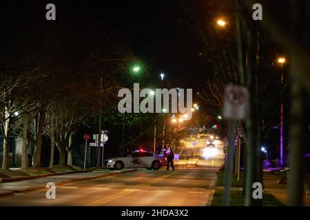 Bloomington, Usa. 03rd Januar 2022. Mitglieder der Polizei der Indiana University blockierten eine Straße, nachdem Cecil L. Gilbert sich in einem Hotelzimmer im Gebäude der Indiana Memorial Union an der Indiana University verbarrikadiert hatte. Die Polizei wurde entsandt, nachdem Cecil L. Gilbert, der obdachlos war, sich weigerte, ein Hotelzimmer zu verlassen und der Polizei mitteilte, dass er eine AK-47 hätte. Schließlich wurde Gilbert nach mehreren Stunden gegen 2 Uhr in Gewahrsam genommen. Gilbert hat eine lange Geschichte der Kriminalität. Kredit: SOPA Images Limited/Alamy Live Nachrichten Stockfoto