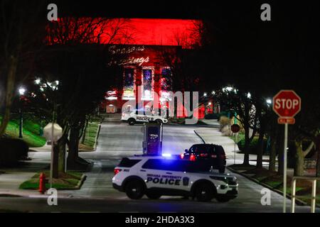 Bloomington, Usa. 03rd Januar 2022. Mitglieder der Polizei der Indiana University blockierten eine Straße, nachdem Cecil L. Gilbert sich in einem Hotelzimmer im Gebäude der Indiana Memorial Union an der Indiana University verbarrikadiert hatte. Die Polizei wurde entsandt, nachdem Cecil L. Gilbert, der obdachlos war, sich weigerte, ein Hotelzimmer zu verlassen und der Polizei mitteilte, dass er eine AK-47 hätte. Schließlich wurde Gilbert nach mehreren Stunden gegen 2 Uhr in Gewahrsam genommen. Gilbert hat eine lange Geschichte der Kriminalität. Kredit: SOPA Images Limited/Alamy Live Nachrichten Stockfoto