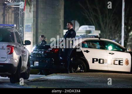 Bloomington, Usa. 03rd Januar 2022. Mitglieder der Polizei der Indiana University sichern das Critical Incident Response Team (CIRT), nachdem Cecil L. Gilbert sich in einem Hotelzimmer im Gebäude der Indiana Memorial Union an der Indiana University verbarrikadiert hatte. Die Polizei wurde entsandt, nachdem Cecil L. Gilbert, der obdachlos war, sich weigerte, ein Hotelzimmer zu verlassen und der Polizei mitteilte, dass er eine AK-47 hätte. Schließlich wurde Gilbert nach mehreren Stunden gegen 2 Uhr in Gewahrsam genommen. Gilbert hat eine lange Geschichte der Kriminalität. Kredit: SOPA Images Limited/Alamy Live Nachrichten Stockfoto