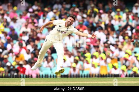 Der englische James Anderson fields von seinem eigenen Bowling während des Tages einer der vierten Ashes Test auf dem Sydney Cricket Ground, Sydney. Bilddatum: Mittwoch, 5. Januar 2022. Stockfoto