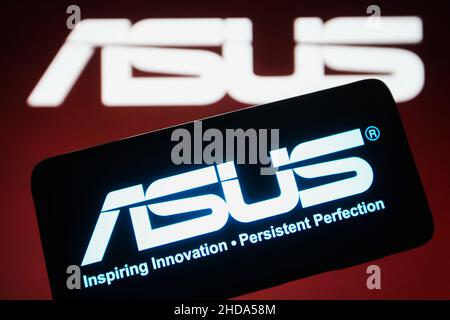 Ukraine. 04th Januar 2022. In dieser Abbildung ist ein ASUS-Logo (ASUSTek Computer Inc.) auf einem Smartphone und einem Computerbildschirm zu sehen. Kredit: SOPA Images Limited/Alamy Live Nachrichten Stockfoto