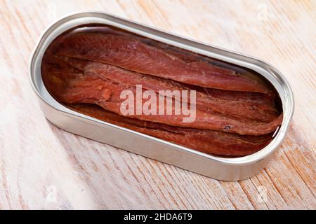 Geöffnete Blechdose aus Sardellenfilet Stockfoto