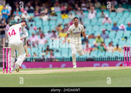 Sydney, Australien. 05th Januar 2022. Sydney, Australien. 05., 2022., 5th. Januar 2022. James Anderson aus England reagiert nach dem Bowling am ersten Tag des vierten Testmatches in der Ashes-Serie zwischen Australien und England auf dem Sydney Cricket Ground am 05. Januar 2022 in Sydney, Australien. (Nur für redaktionelle Verwendung) Credit: Izhar Ahmed Khan/Alamy Live News/Alamy Live News Stockfoto