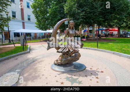 Betörte Skulptur zum Gedenken an die Hexenkultur in der historischen Stadt Salem. Die Skulptur befindet sich im Lappin Park an der Ecke der Washington Street und Stockfoto