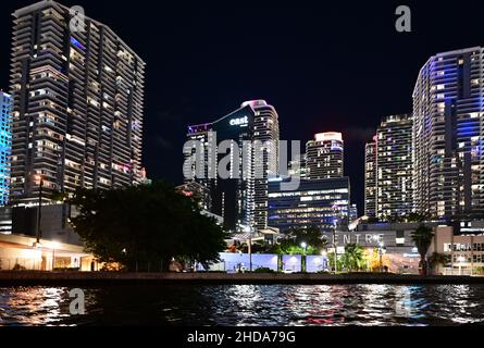 Der Brickell City Center-Komplex und die umliegenden Büro- und Wohntürme spiegeln sich in der Nacht im Miami River wider. Stockfoto