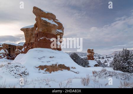 Große Sandsteintürme erheben sich über einer schneebedeckten Landschaft entlang des Devils Garden Trail. Grand Staircase-Escalante National Monument, Utah Stockfoto