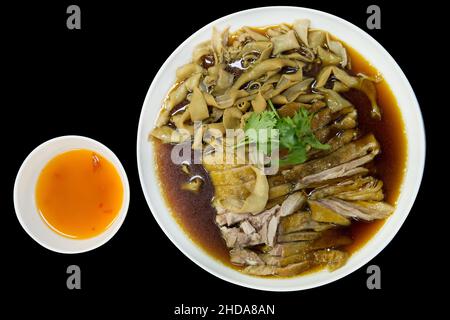 Draufsicht auf gedämpftes Entenfleisch, Entenfleisch und Entendarm, in chinesischer brauner Suppe, Fokus selektiv. Stockfoto