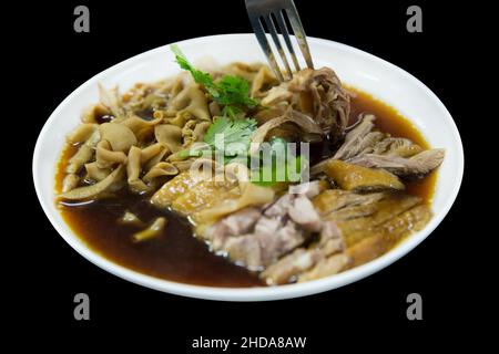 Draufsicht auf gedämpftes Entenfleisch, Entenfleisch und Entendarm, in chinesischer brauner Suppe, Fokus selektiv. Stockfoto