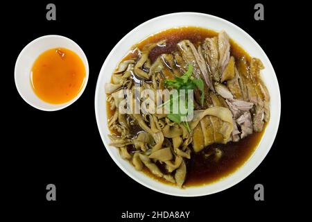 Draufsicht auf gedämpftes Entenfleisch, Entenfleisch und Entendarm, in chinesischer brauner Suppe, Fokus selektiv. Stockfoto