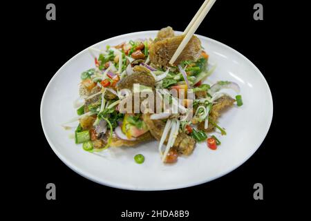 Draufsicht auf Salat Crispy Gourami Fish mit würziger Meeresfrüchte-Sauce, Fokus selektiv Stockfoto