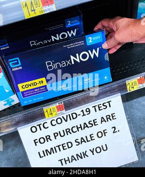 Orlando, Usa. 04th Januar 2022. COVID-19 Heimtestkits werden auf einem Regal auf einem Walmart Neighborhood Market in Orlando, Florida, gesehen. Walmart und Kroger heben den Preis für die schwer zu findenden BinaxNOW-Schnelltests an, nachdem ein Deal mit dem Weißen Haus, sie um Kosten zu verkaufen, abgelaufen ist. Testkits, die früher für $14 verkauft wurden, werden jetzt für $19,88 bei Walmart und $23,99 bei Kroger verkauft. Kredit: SOPA Images Limited/Alamy Live Nachrichten Stockfoto