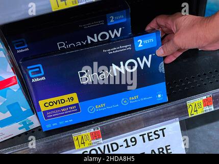 Orlando, Usa. 04th Januar 2022. COVID-19 Heimtestkits werden auf einem Regal auf einem Walmart Neighborhood Market in Orlando, Florida, gesehen. Walmart und Kroger heben den Preis für die schwer zu findenden BinaxNOW-Schnelltests an, nachdem ein Deal mit dem Weißen Haus, sie um Kosten zu verkaufen, abgelaufen ist. Testkits, die früher für $14 verkauft wurden, werden jetzt für $19,88 bei Walmart und $23,99 bei Kroger verkauft. Kredit: SOPA Images Limited/Alamy Live Nachrichten Stockfoto