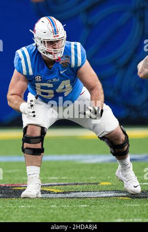 Ole Miss Rebels Offensivlineman Nick Broeker (64) spielt während des NCAA College Football Sugar Bowl Spiels zwischen den Baylor Bears und den Ole Miss Rebels am Samstag, 1. Januar 2022 im Caesars Superdome in New Orleans, Louisiana. Jacob Kupferman/CSM Stockfoto