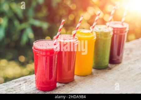 Rainbow von smoothies. Wassermelone, Papaya, Mango, Spinat und Dragon Obst. Smoothies, Säfte, Getränke, Getränke Vielfalt mit frischen Früchten auf einem Stockfoto