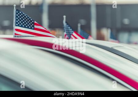 American Proud Car Sales Business. Autohaus für Neuwagen und Gebrauchtwagen. Reihe brandneuer Fahrzeuge. Stockfoto