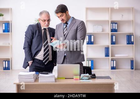Zwei männliche Buchhalter im Budgetplanungskonzept am Arbeitsplatz Stockfoto