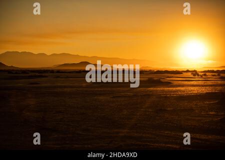 Szenischer Sonnenuntergang In Der Wüste. El Mirage Basin Northwestern Victor Valley in der zentralen Mojave Desert California, Vereinigte Staaten von Amerika. Stockfoto