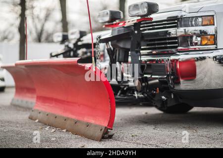 Snow Plough Pickup Trucks Warten Auf Die Wintersaison. Gewerbliche Pflüher. Thema Transportbranche. Stockfoto