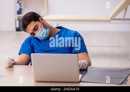 Junger Arzt im Impfkonzept Stockfoto