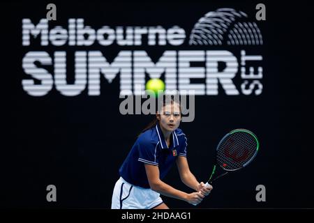 EMMA RADUCANU (GBR) übt in der Margaret Court Arena bei den Australian Open 2022 am Mittwoch, den 2022. Januar, im Melbourne Park Stockfoto