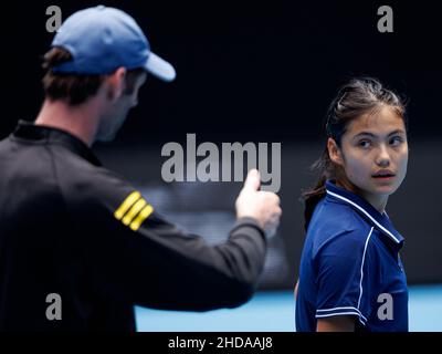 EMMA RADUCANU (GBR) übt in der Margaret Court Arena bei den Australian Open 2022 am Mittwoch, den 2022. Januar, im Melbourne Park Stockfoto