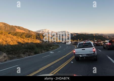 Verkehr entlang der City Creek Rd. / 330 im San Bernardino National Forest, Big Bear Lake, Kalifornien, USA Stockfoto