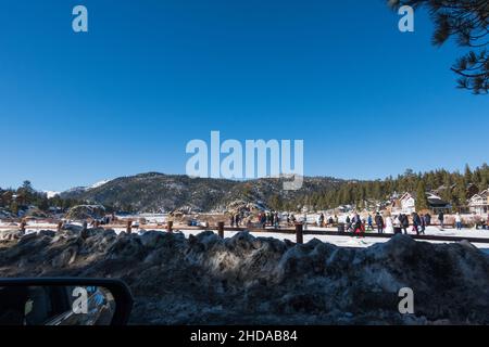 Die Sonne geht über dem San Bernardino und der Gegend von Los Angeles aus der Sicht von oben unter Stockfoto