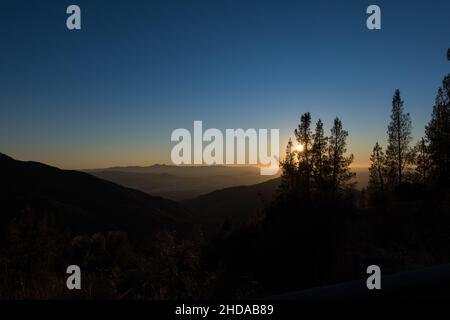 Sonnenuntergang über dem San Bernardino in Richtung Los Angeles von oben gesehen Stockfoto