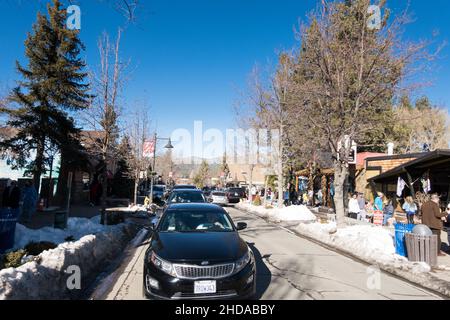 Village Dr / Straßenansicht im Winter in Big Bear Lake, Kalifornien, USA Stockfoto