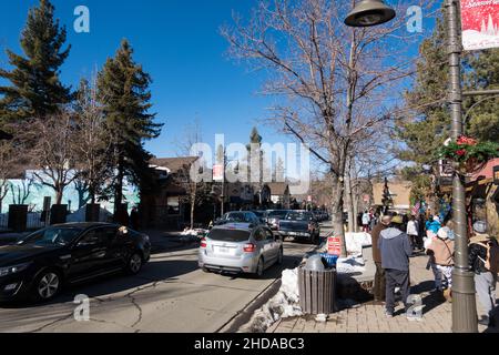 Village Dr / Straßenansicht im Winter in Big Bear Lake, Kalifornien, USA Stockfoto