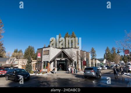 Village Dr / Straßenansicht im Winter in Big Bear Lake, Kalifornien, USA Stockfoto