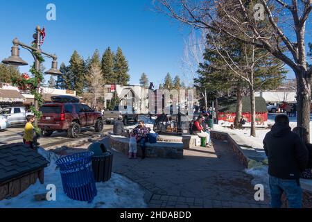 Village Dr / Straßenansicht im Winter in Big Bear Lake, Kalifornien, USA Stockfoto