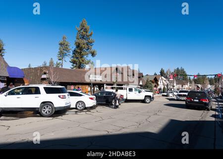 Village Dr / Straßenansicht im Winter in Big Bear Lake, Kalifornien, USA Stockfoto