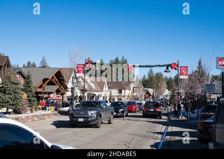 Village Dr / Straßenansicht im Winter in Big Bear Lake, Kalifornien, USA Stockfoto