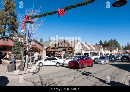 Village Dr / Straßenansicht im Winter in Big Bear Lake, Kalifornien, USA Stockfoto